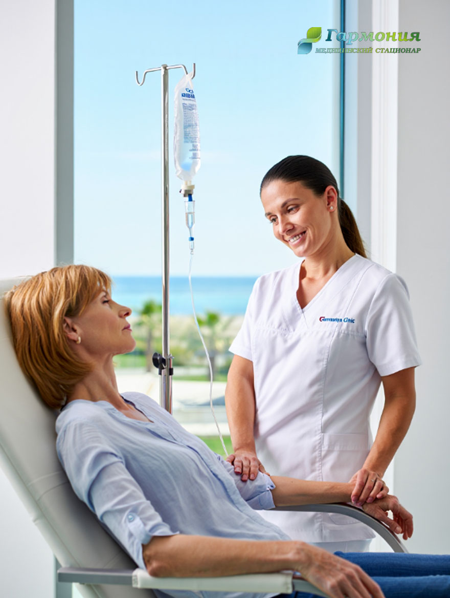 Врач и пациент с капельницей на фоне берега Каскелена