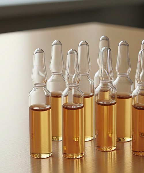 Ампулы с лекарством на столе