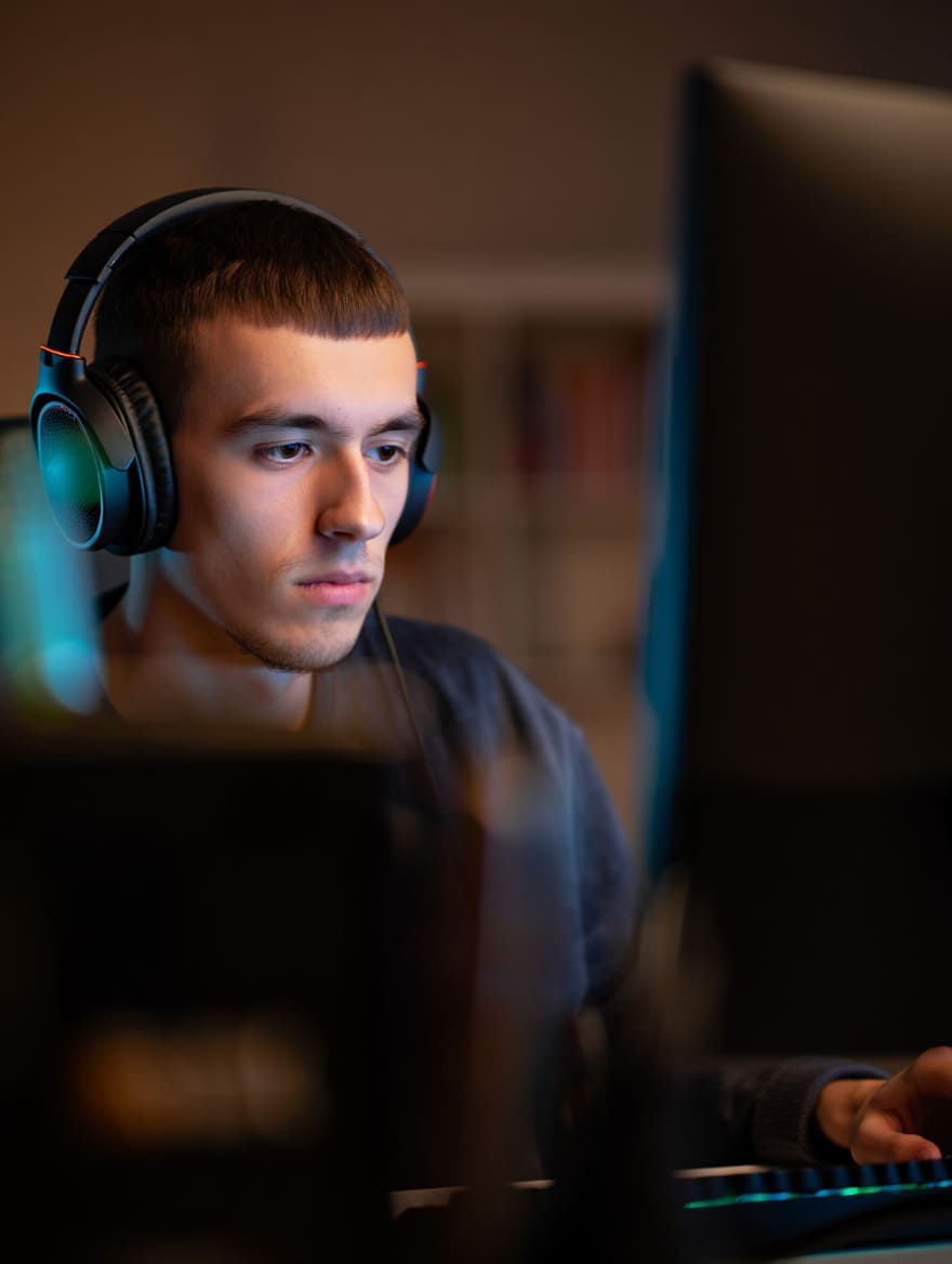 Мужчина играет в компьютер